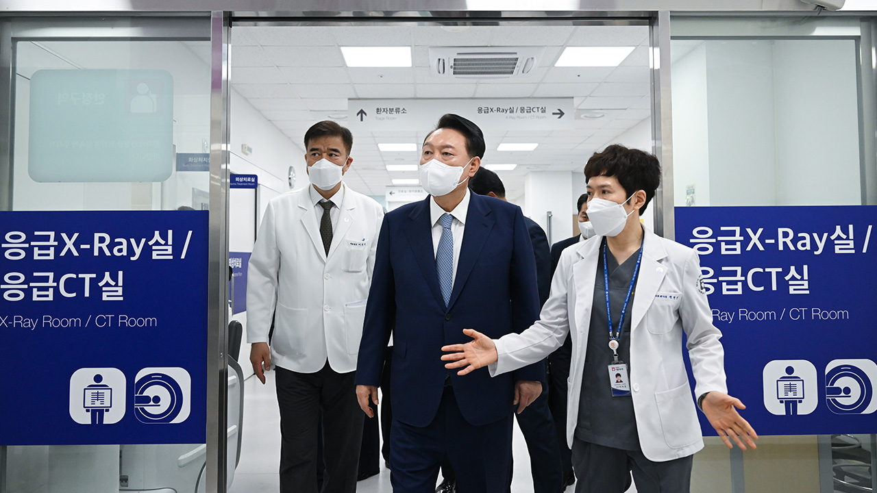 Yoon repeats his promise to make essential medical doctors’ working conditions better