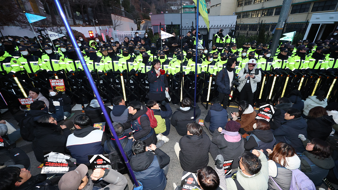 Live from Presidential Office: What’s at stake for S. Korean leader upon impeachment?